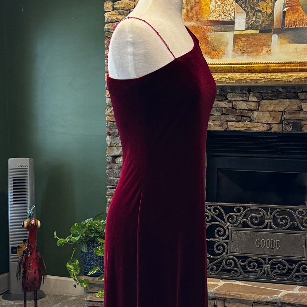 Elegant Cranberry, One Shoulder, Velvet, Floor length Evening Gown, Size 6 - Picture 5 of 9